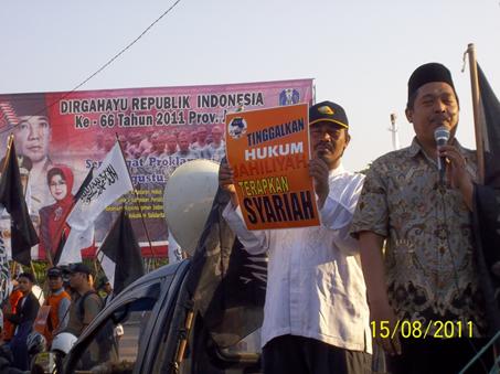 Ust Hisyam Hidayat menyampaikan orasi