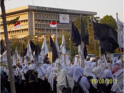 Peserta Long March melewati Tugu Pahlawan dan kantor Bank Indonesia Jl Pahlawan Surabaya