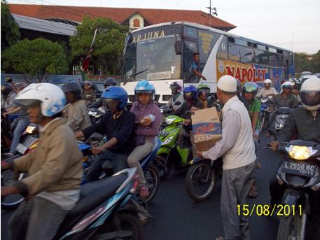 Kegiatan bagi ta’jil gratis kepada pengguna jalan setelah kegiatan long march