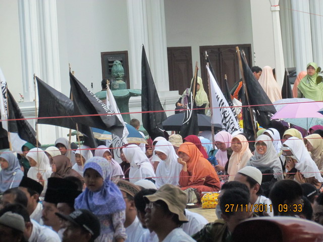 Bendera Islam Ar-Royaa dan Al-Liwaa menghias plaza Balaikota ...