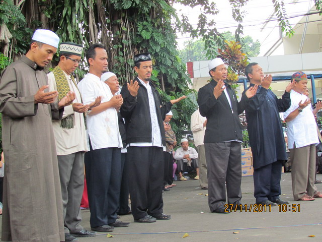 para Ustadz dan tokoh masyarakat mendengarkan doa penutup