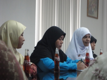 ustadzah-honriani-nstst-sdg-menjelaskan-tentang-hasil-kimb Ustadzah Honriani Nst,S.T sdg menjelaskan tentang Hasil KIMB