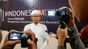 Ketua DPD II HTI Kota Banjarmasin (Wahyudi Ibnu Yusuf) diwawancarai media lokal saat jumpa pers KIP 1435 H