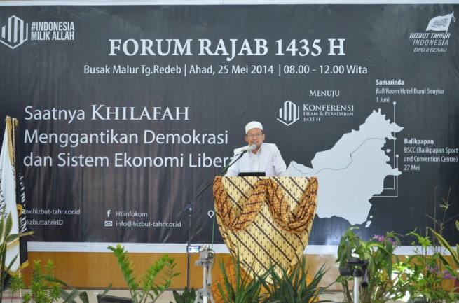 dr. Ahmad Syahri, Sp.Pd (HTI Bulungan-Kaltara) Selaku Pembicara 3 Saat Mempresentasikan Hasil Survei Syariah 2014