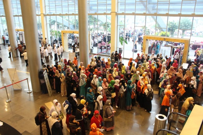 peserta akhwat memasuki gedung setelah melewati pintu masuk dg pemeriksaan menggunakan metal detector