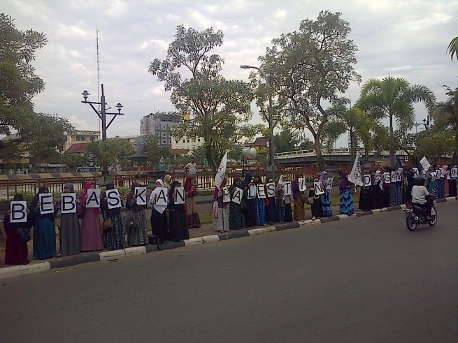 Barisan Huruf Bebaskan Palestina dengan Khilafah.