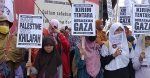 Ratusan jamaah HTI yang terdiri dari orang dewasa dan anak-anak ini unjuk rasa sambil membawa poster-poster dan bendera yang mengutuk serangan bom Israel ke Gaza yang memakan banyak korban.