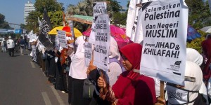 HTI Surabaya demo kebrutalan Israel. ©2014 Merdeka.com/Andriansyah