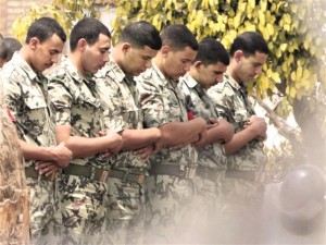 egyptian-soldiers-praying