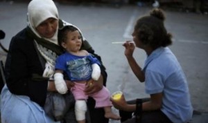 Seorang ibu dan anaknya di Jalur Gaza. (foto: REUTERS/Suhaib Salem/ca)