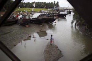 Seorang anak berdiri di kampung nelayan muslim Rohingya (Foto: Reuters)