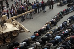 demonstran mesir sholat berjamaah