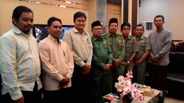 Hizbut Tahrir Indonesia (HTI) Kalimantan Tengah bersilaturahim dengan Kepala Kantor Wilayah Kementerian Agama Provinsi Kalimantan Tengah, pala Kantor Kemenag Kota Palangkaraya,  Senin (1/12) di Kanwil Kemenag Kalteng. Dari kiri ke kanan:  Finter, ST, Abd Khoir, SE, drh Haidarrofi’, Drs H Djawahir Tantowi, MM.(Kakanwil Kemenag Provinsi Kalimantan Tengah), Drs H Sufiani (Kabid Bidang Islam), Drs H Masrawan, MAg (Kabag TU Kakanwil ), Ediyanto, SH (Kasubag Humas Kakanwil), Agus, SPd[] muhammad mimie