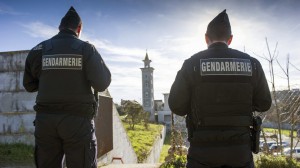 polisi prancis sedang berjaga di luar sebuah masjid