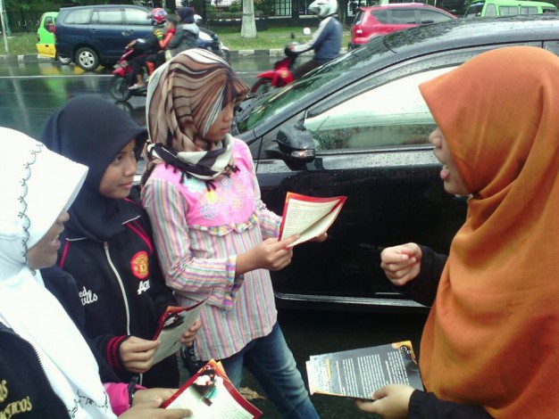 Aksi Women and Syariah di Bogor, peserta aksi menyebarkan flyer