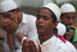 Seorang imigran Rohingya dan Bangladesh berdoa usai melaksanakan Salat Ied di Medan, Sumatera Utara, Jumat (17/7).