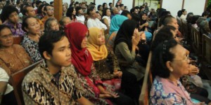 mahasiswa uin yogya ikut misa natal