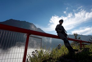 Petugas dari satuan Brimobda DIY Satgas Amole III 2015 BKO PT Freeport Indonesia berjaga di area tambang terbuka PT Freeport Indonesia di Timika, Papua, Minggu (20/9).