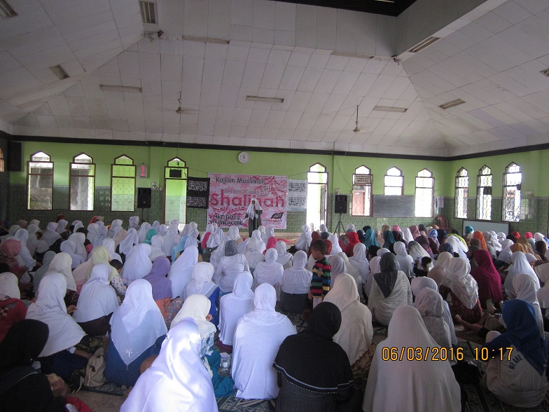 peserta memenuhi masjid