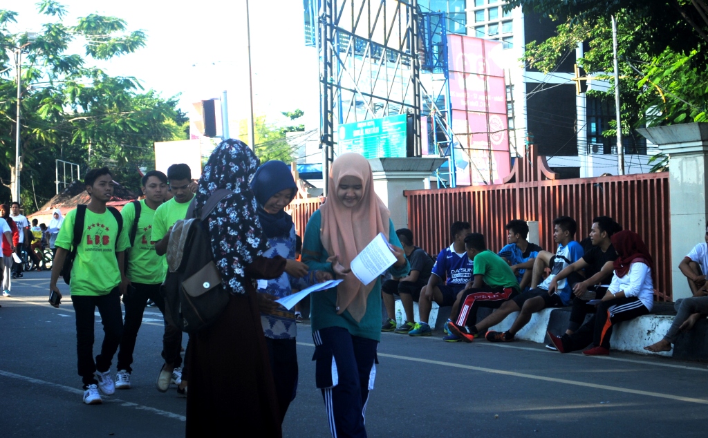  Membagikan selebaran penolakan LGBT 