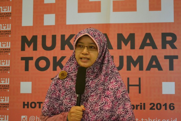 Ketua Muslimah HTI DPD II Kota Batu Ustazah dr. Nurul Muzayyanah 