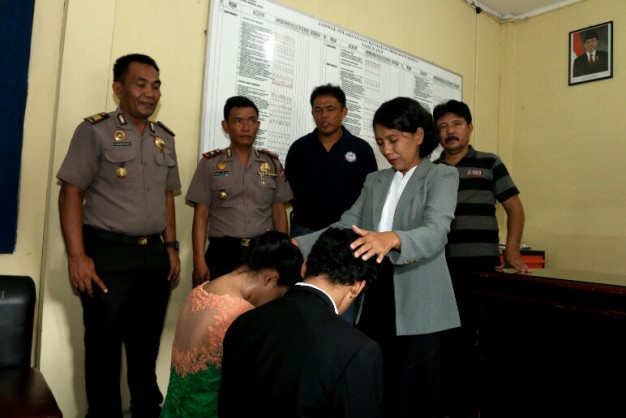 A priest blesses two newlywed youngsters who are currently detained by Medan Police for allegedly carrying out an abortion seven months into the then-unmarried woman's pregnancy, in January. (Antara Photo/Irsan Mulyadi) A pastor blesses two newlywed youngsters detained by Medan Police for allegedly carrying out an abortion seven months into the then-unmarried woman's pregnancy, in January. (Antara Photo/Irsan Mulyadi) 