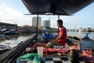 warga-gusuran-melaksanakan-sholat-di-atas-perahu-di-kawasan-_160412191115-913