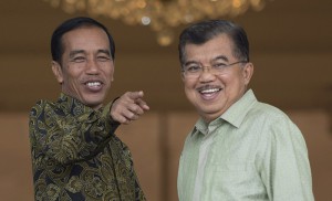 Presiden Joko Widodo (kiri) berbincang dengan Wapres Jusuf Kalla (kanan) usai menggelar rapat koordinasi dengan para bupati dari wilayah sebagian pulau Sumatera, Bali, NTB, NTT dan Kalimantan di Istana Bogor, Jawa Barat, Jumat (23/1)