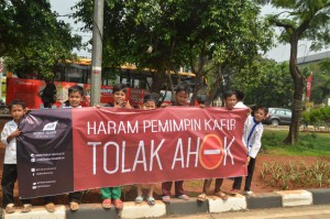 Aksi bentang spanduk tolak ahok di masjid depan kantor walikota Jaktim (2)