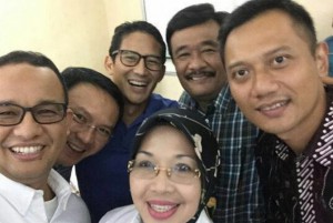  Tiga pasangan calon gubernur dan wakil gubenur DKI melakukan selfie di sela tes kesehatan. (sumber Instagram Anies Baswedan)