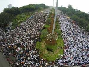 ribuan massa HTI gelar aksi tolak pemimpin kafir