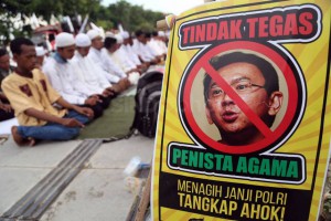 Ribuan anggota Hizbut Tahrir Indonesia (HTI) melaksanakan salat Ashar di sela aksi unjuk rasa di depan Mapolda Jatim, Surabaya. 