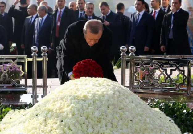 Erdogan menghadiri pemakaman Karimov