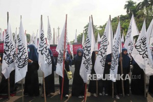 masa-yang-tergabung-dalam-hizbut-tahrir-menggelar-aksi-unjuk-_160904155550-531