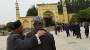 muslim Xinjiang di depan masjid