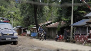 warga rohingya melintasi mobil polisi