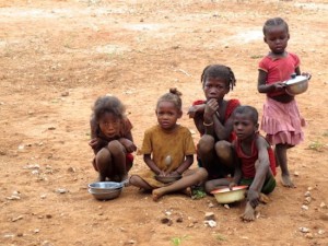 anak madagaskar menunggu makanan