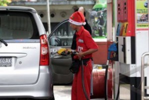 karyawan spbu pake topi santa