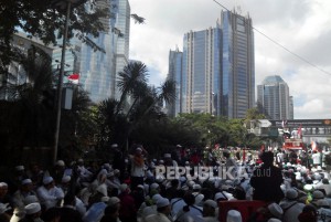 massa-fpi-tiba-di-polda-metro-jaya-untuk-berunjuk-_170123100729-514