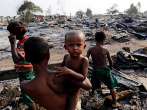 anak rohingya di puing rumah terbakar