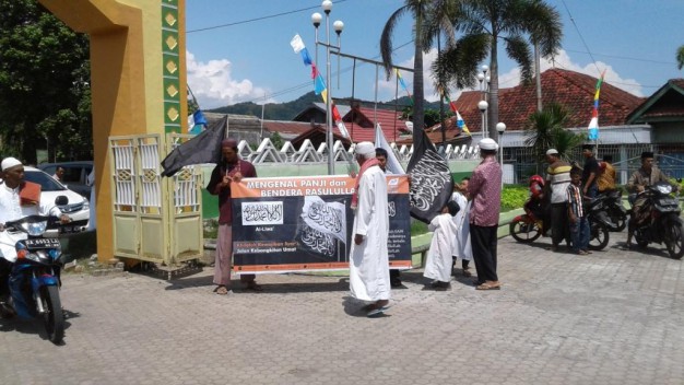 HTI Dompu kenalkan panji rasulullah