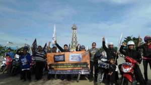 Keliling-Kota-Tanjung-Kalsel,-HTI-Sosialisasikan-Panji-Rasulullah-12042017