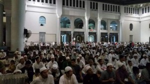 Massa HTI memenuhi Masjid al akbar Surabaya dalam Sholat Shubuh berjamaah