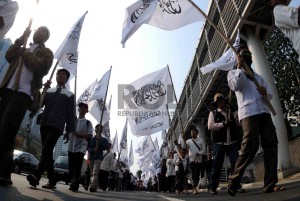 massa-hizbut-tahrir-indonesai-hti-menggelar-pawai-dan-tahrib-_150613221204-568