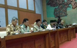 mendikbu di rapat komisi dpr