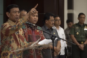 Menko Polhukam Wiranto (kiri) bersama Menkominfo Rudiantara (kedua kiri) memberi keterangan pers di Kementerian Koordinator Polhukam, Jakarta, Rabu (12/7)