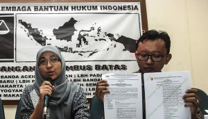 Ketua YLBHI Asfinawati (kiri), Ketua Bidang Manajemen dan Pengetahan YLBHI Siti Rakhma Mary Herawati (tengah) dan Ketua Bidang Advokasi YLBHI Muhammad Isnur memperlihatkan surat izin lingkungan untuk PT Semen Indonesia di Rembang yang dikeluarkan oleh Gub