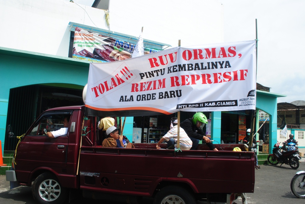 Tolak RUU Ormas, HTI se-Priangan Timur Parade Liwa’ dan Rayah