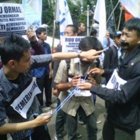 Mahasiswa dan Pelajar Bandung Tolak RUU Ormas Sambil Teatrikal