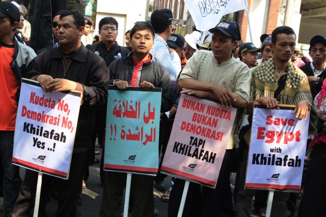 Dukung Khilafah, Sekitar 2000 Massa HTI Tegaskan Tolak Junta dan Demokrasi